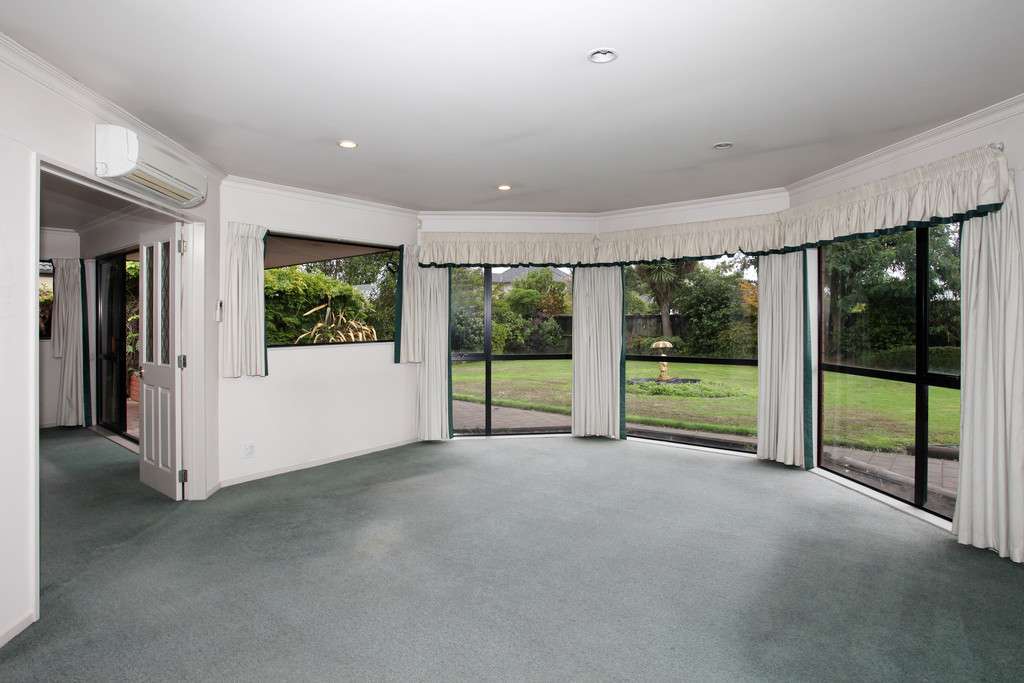 10 Glastonbury Drive photo 4