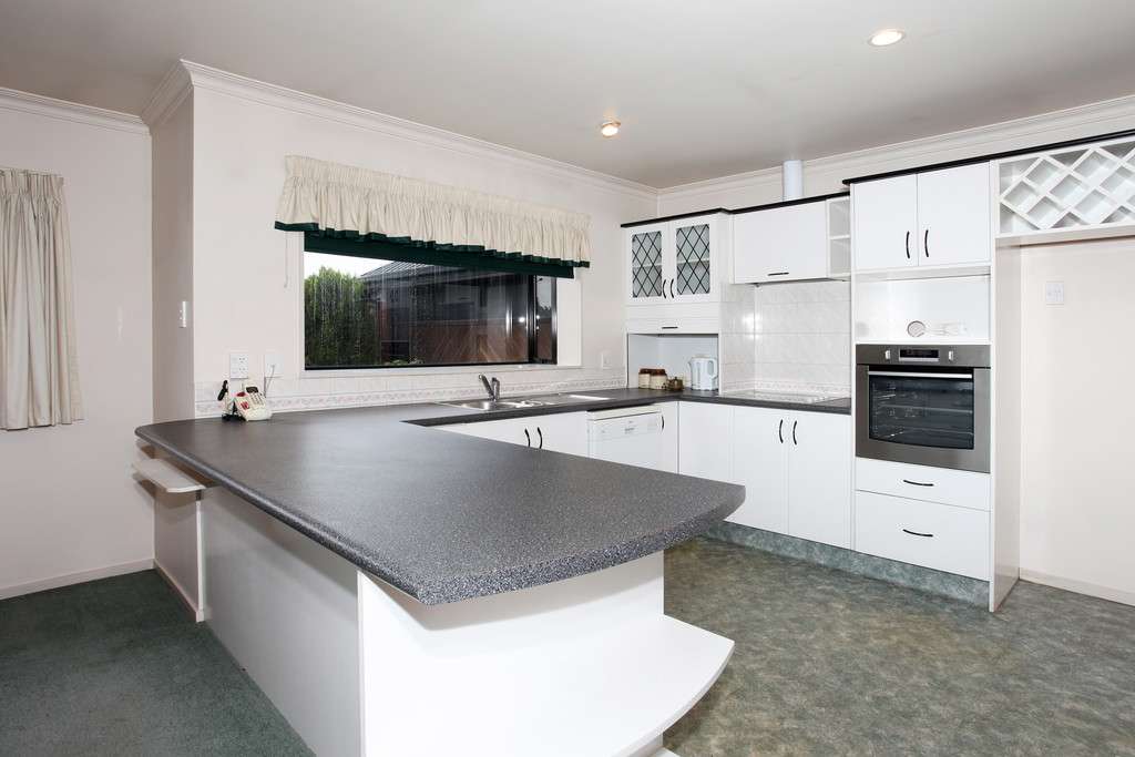 10 Glastonbury Drive photo 2
