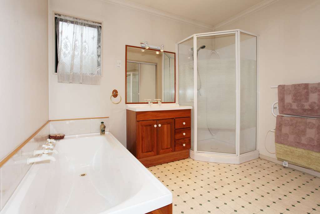 10 Glastonbury Drive photo 7