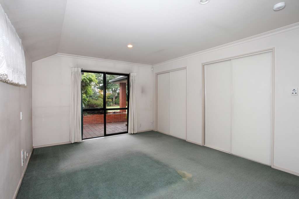 10 Glastonbury Drive photo 8