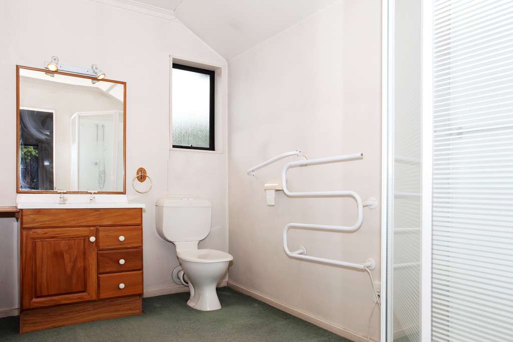 10 Glastonbury Drive photo 9