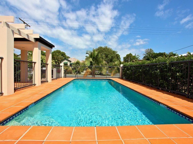 33-37 Lenneberg Street, Southport QLD 4215