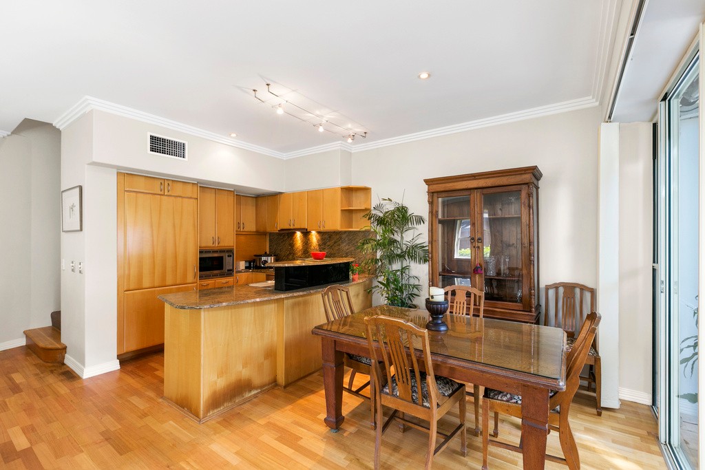 18 'Raffles On Capri', 103 Salerno Street, Surfers Paradise, QLD 4217