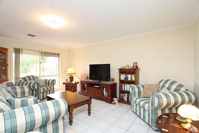 17 Magnolia Crescent, Craigmore, SA 5114
