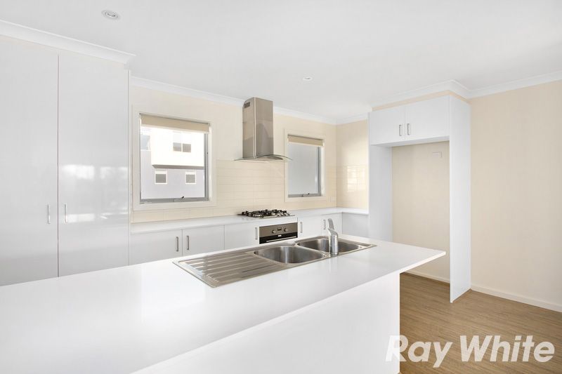 65 Lakeside Boulevard, Pakenham, VIC 3810