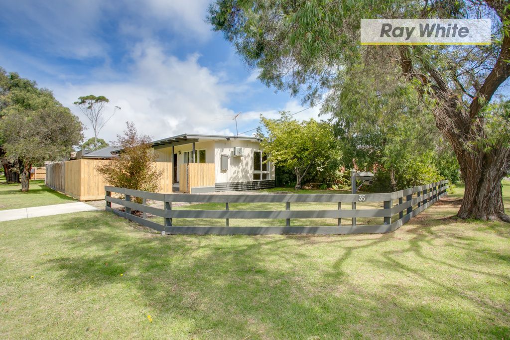 35 Moorfield Avenue, Rosebud, VIC 3939