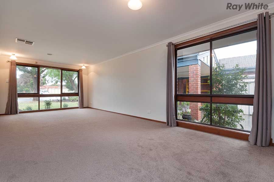 33 Prince Albert Crescent, Taylors Lakes, VIC 3038