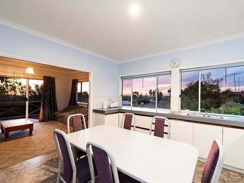 28 Derry Avenue, MOUNT NASURA, WA 6112