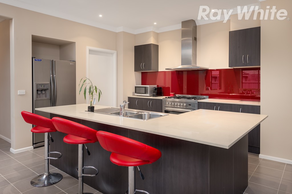 10 Saintly Drive, South Morang, VIC 3752