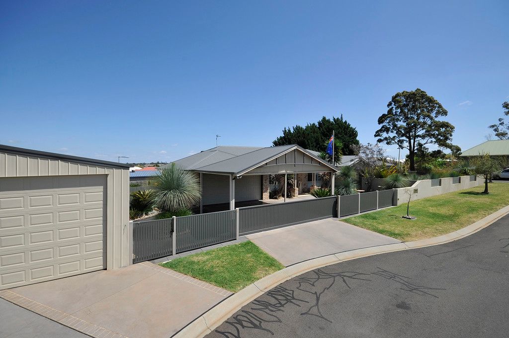 6 Page Court, Kearneys Spring QLD 4350