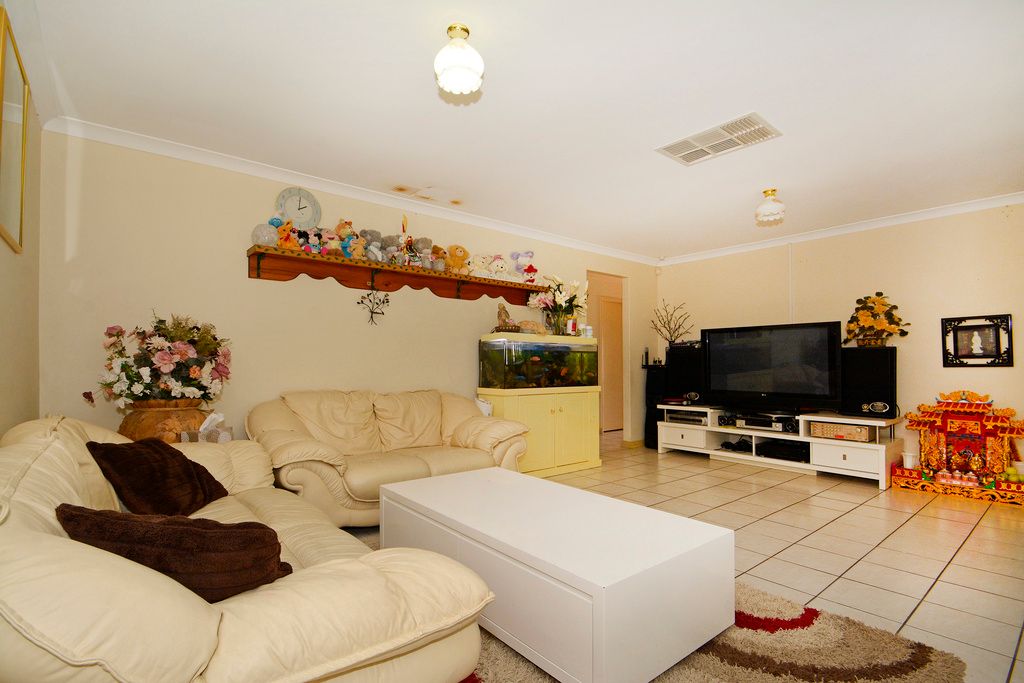 2 Frangipani Loop, Marangaroo, WA 6064