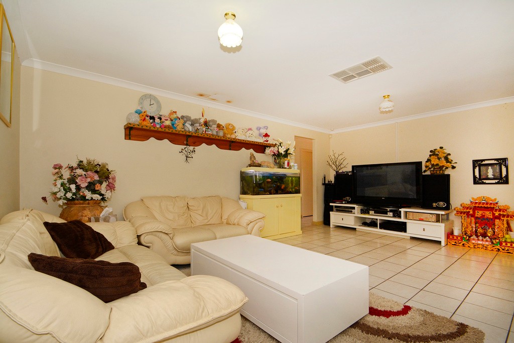 2 Frangipani Loop, Marangaroo, WA 6064