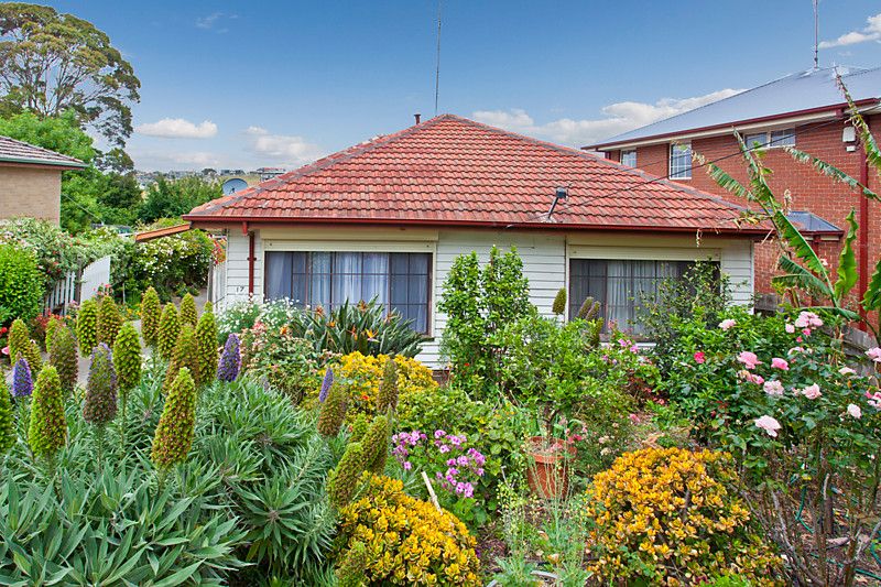 17 Grosvenor Drive, Niddrie, VIC 3042
