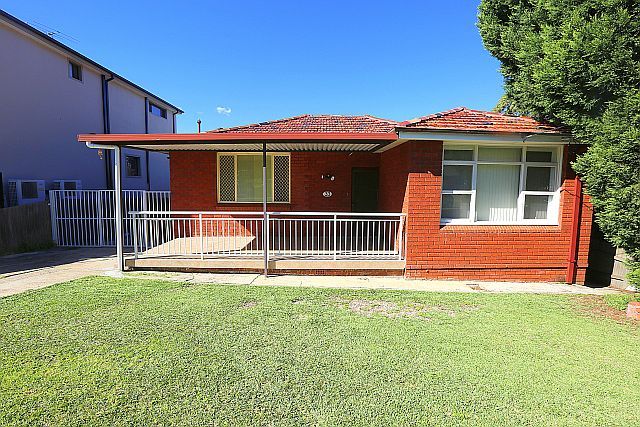 33 Surrey Avenue, GEORGES HALL NSW 2198
