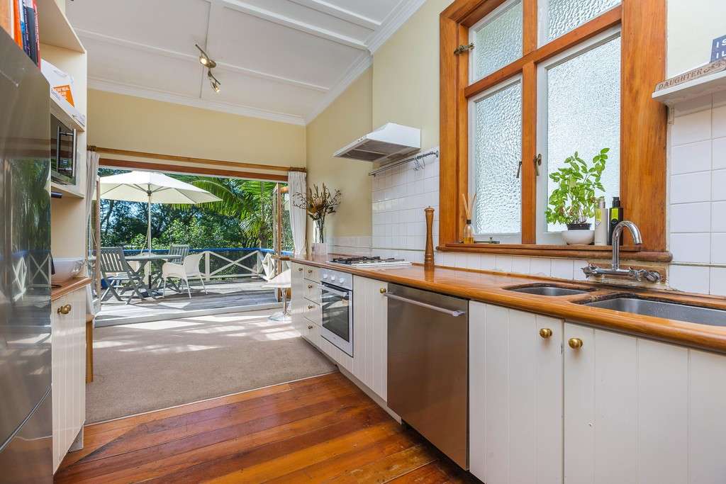 16 Laurie Avenue photo 1