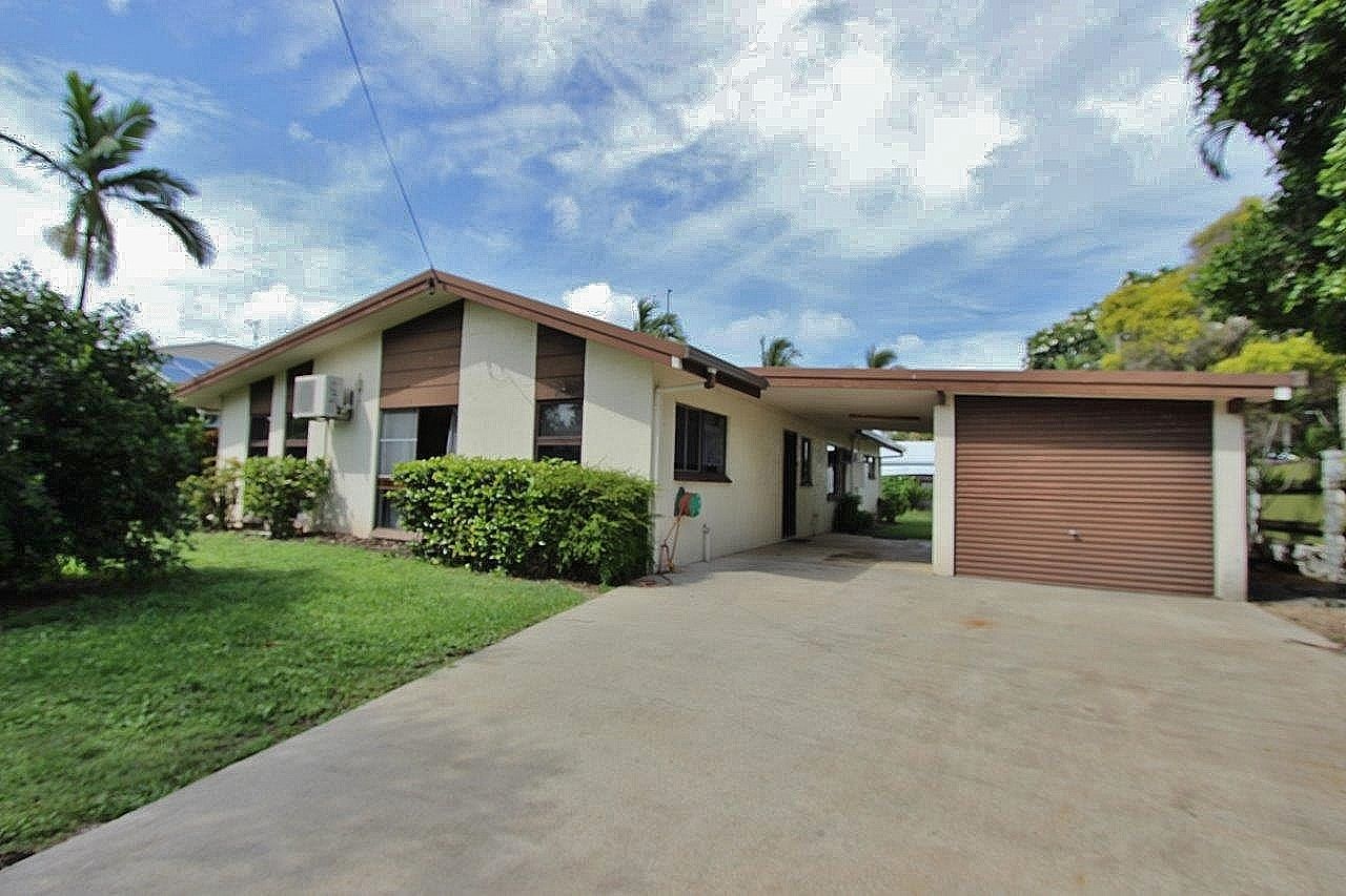 11 Matthew Street, HOLLOWAYS BEACH, QLD 4878