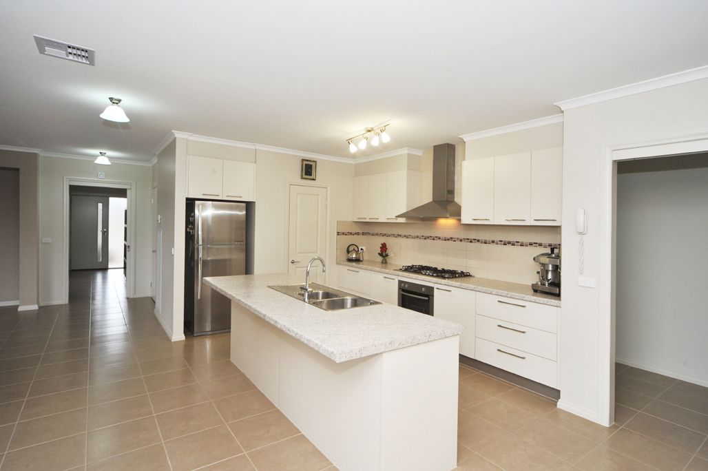 11 Bettys Avenue, Junortoun, VIC 3551