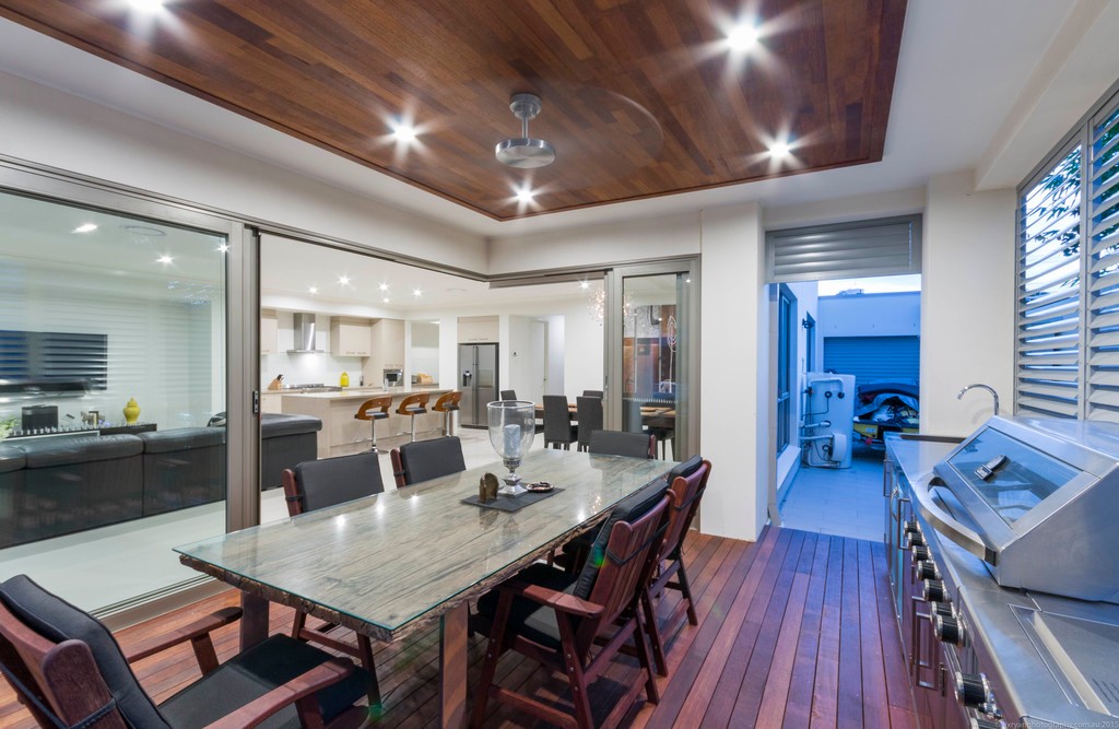 25 Mawarra Street, Chevron Island, QLD 4217
