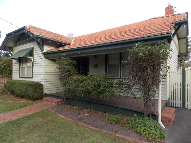 4 Calembeena Avenue, HUGHESDALE, VIC 3166