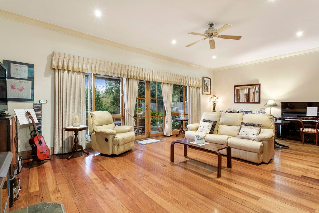 15 Calembeena Avenue, Hughesdale, VIC 3166