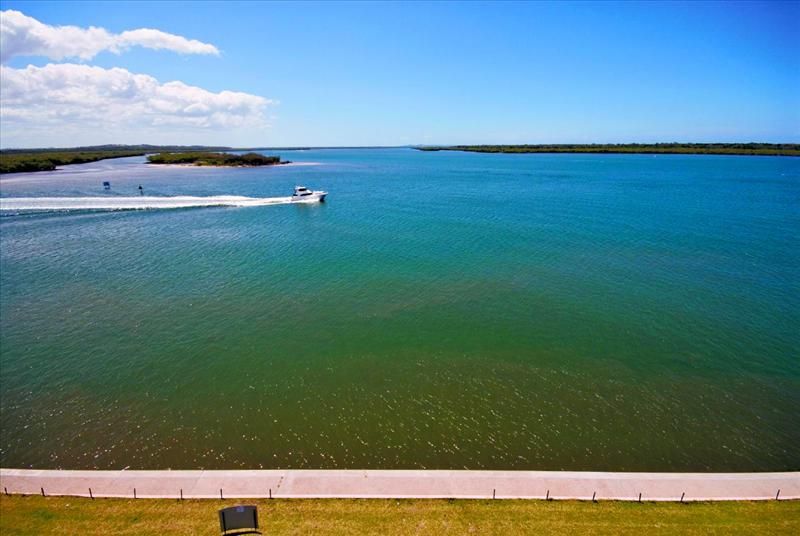 16 Knightsbridge Parade East, Sovereign Islands QLD 4216