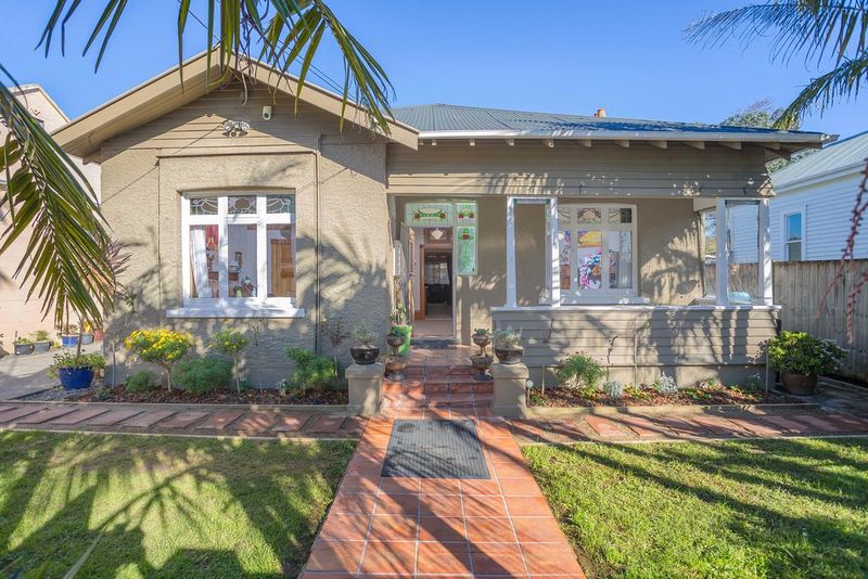 Fabulous Large Home in a Great Location! - Balmoral