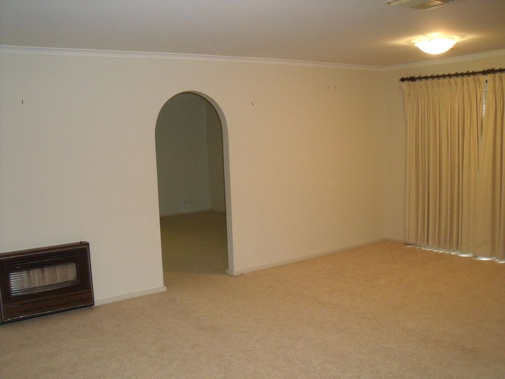 14 Eastlake Drive, Lake Albert, NSW 2650