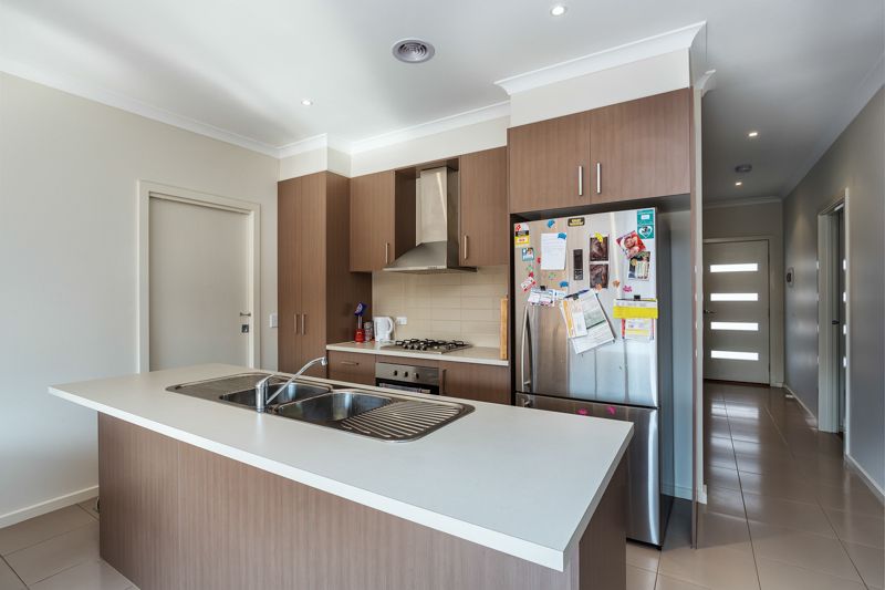 2/7 Fishburn Grove, MELTON WEST, VIC 3337