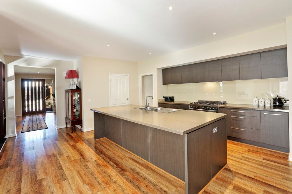 18 Woolondoon Drive, Highton, VIC 3216
