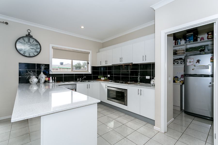 2 Desert Gum Way, Brookfield, VIC 3338