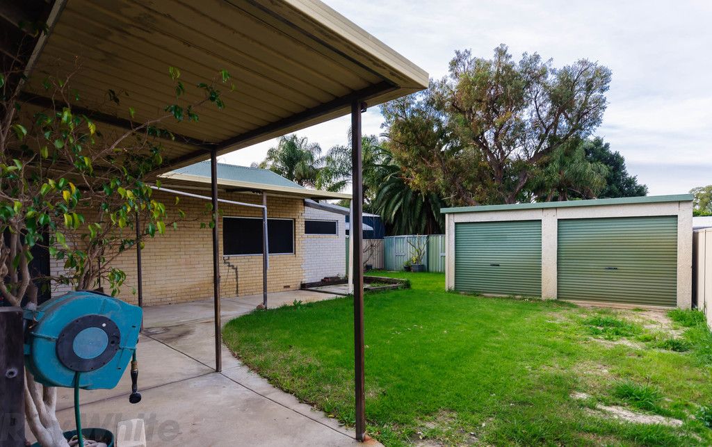 4 Crellin Way, Cloverdale, WA 6105