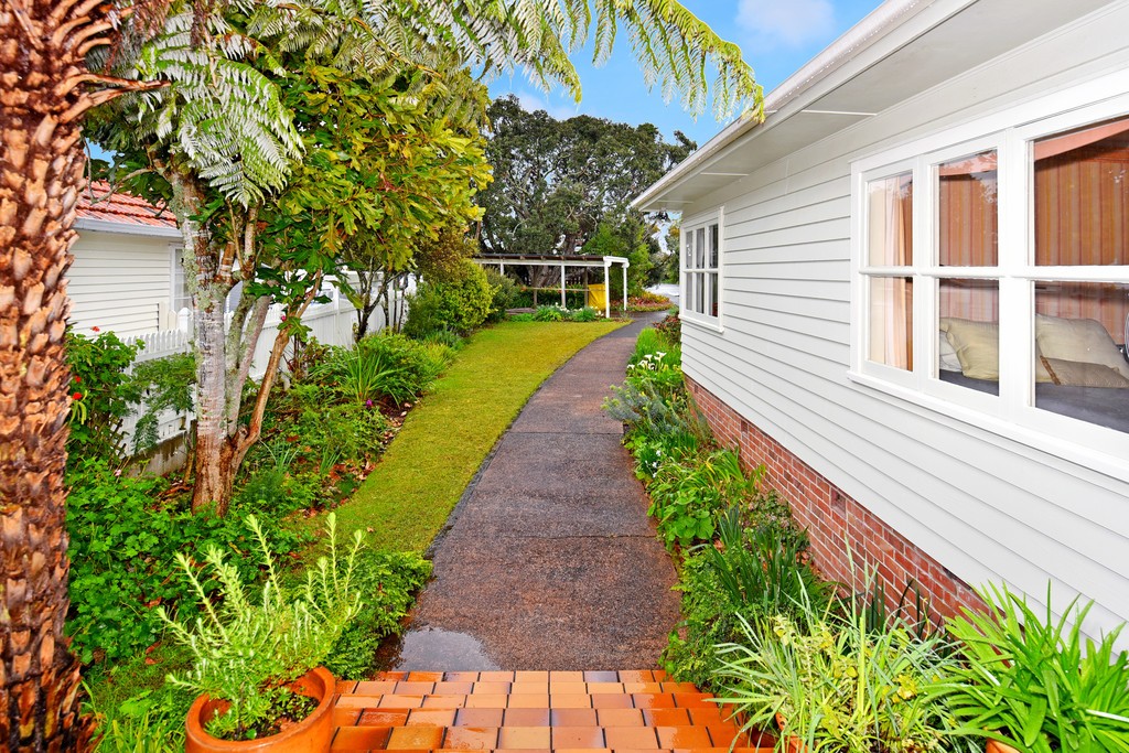 131 East Coast Road, Castor Bay, North Shore City