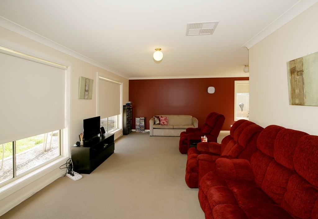 1 Barrima Drive, Glenfield Park, NSW 2650