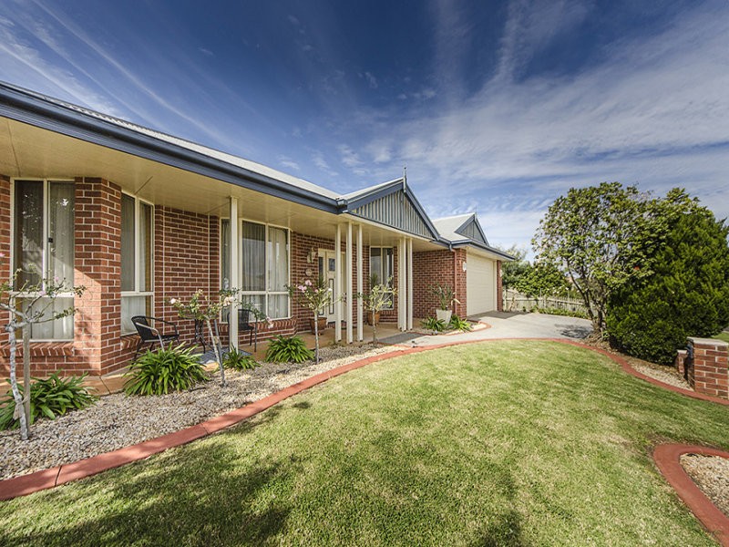 18 Banksdale Drive, Middle Ridge, QLD 4350