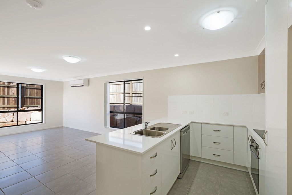 2/9 Adelaide Street, Cranley, QLD 4350
