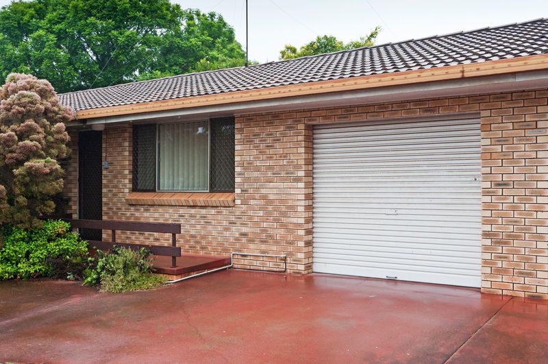 2/100c Holberton Street, Newtown, QLD 4350