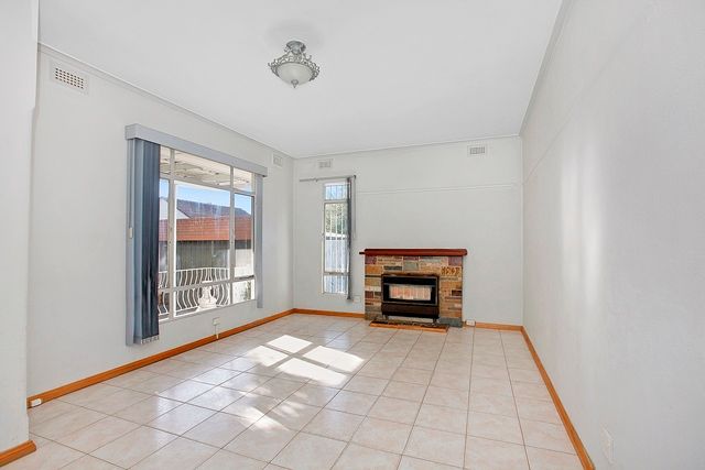 8 Oulton Crescent, Reservoir, VIC 3073