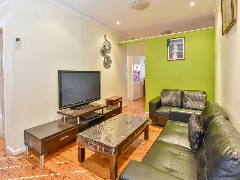 18 Parklands Avenue, Macquarie Fields, NSW 2564