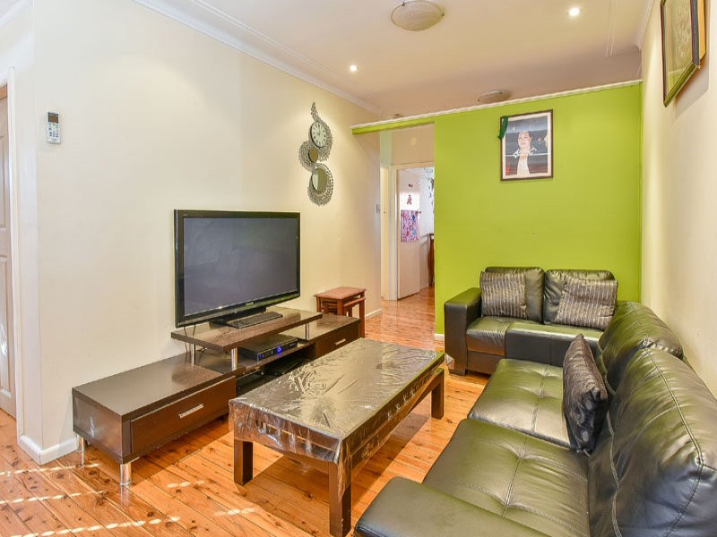 18 Parklands Avenue, Macquarie Fields, NSW 2564