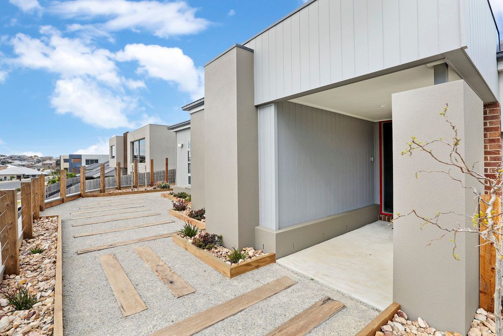 11 Swanbourne Avenue, Highton, VIC 3216