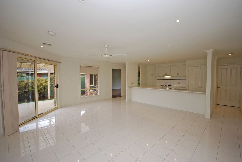 36 Faversham Avenue, Lake Gardens, VIC 3355