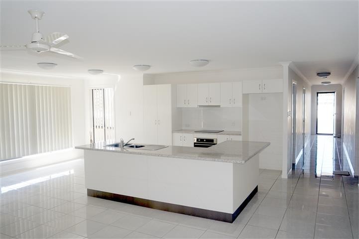 34 Iris Road, Kirkwood, QLD 4680