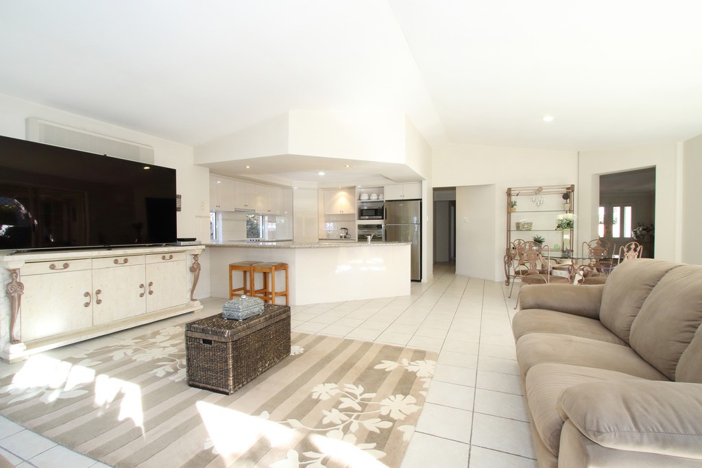 16 Juniper Place, Carindale, QLD 4152