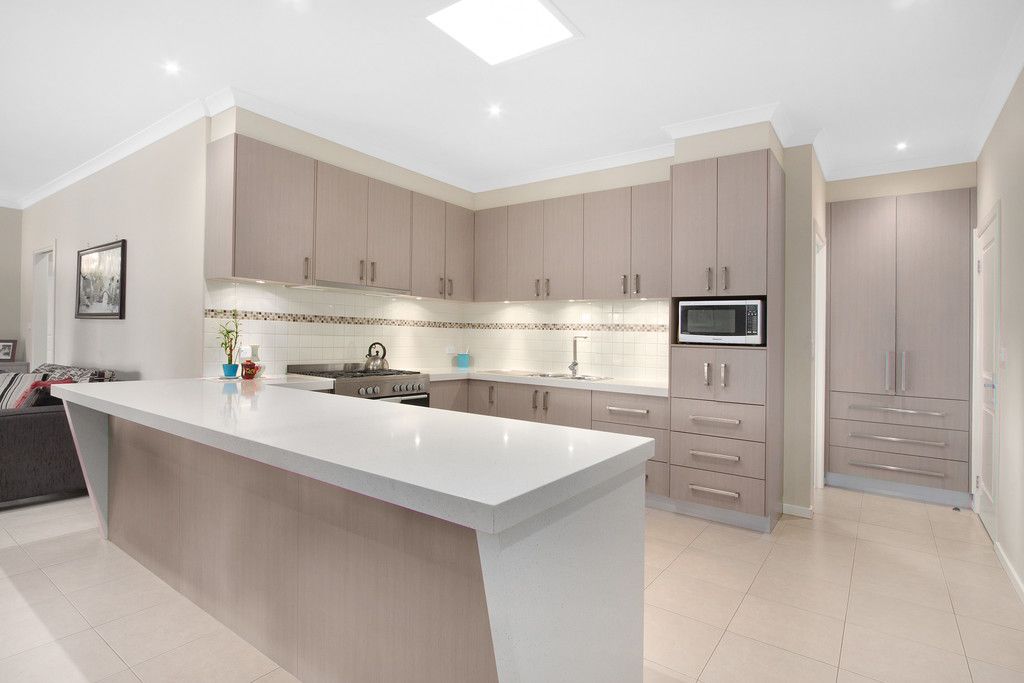 23 Lyrebird Avenue, PAKENHAM, VIC 3810