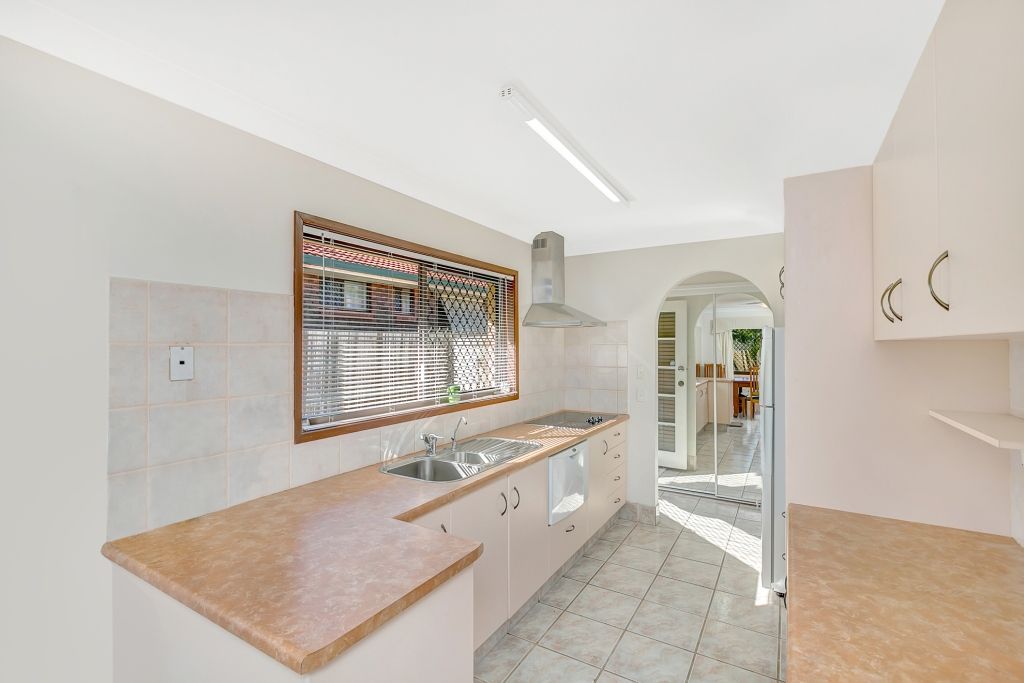 24 Wallaroo Way, ASHMORE, QLD 4214