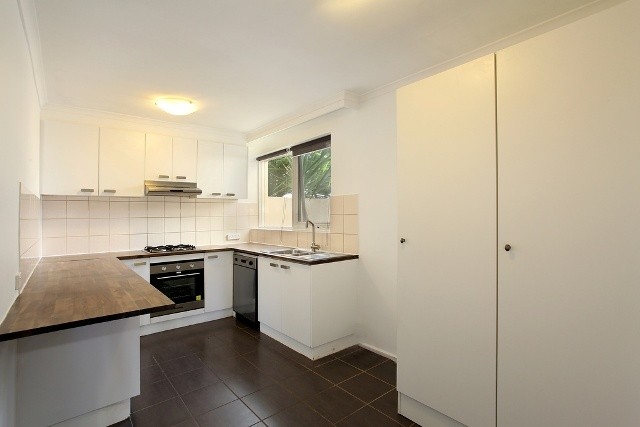 1/10 Kokaribb Road, Carnegie, VIC 3163
