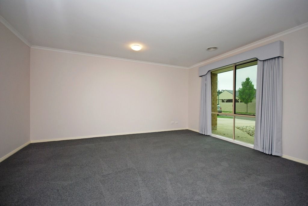 53 St Michaels Place, Lake Gardens, VIC 3355