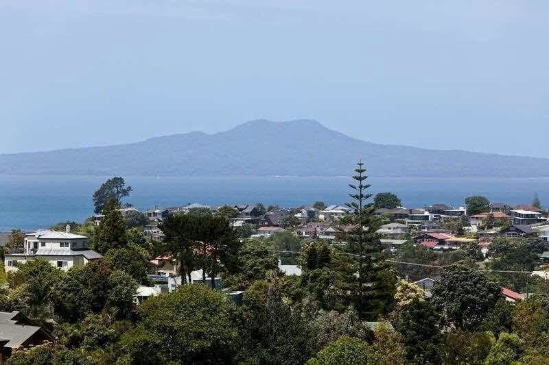 2/104 Carlisle Road, Browns Bay, North Shore City