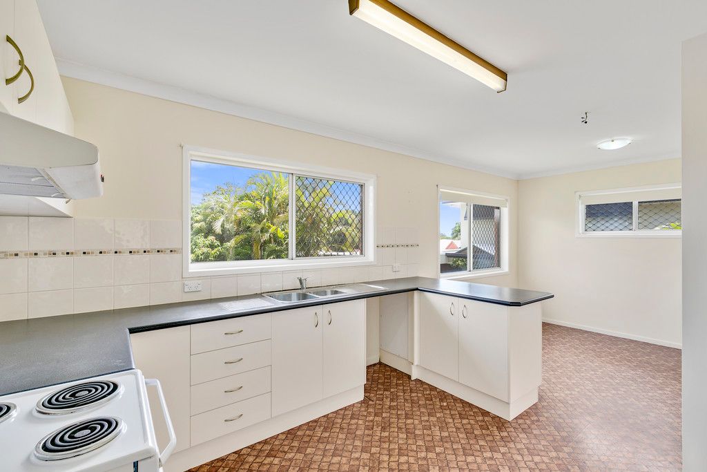 17 Nakina Street, Southport, QLD 4215