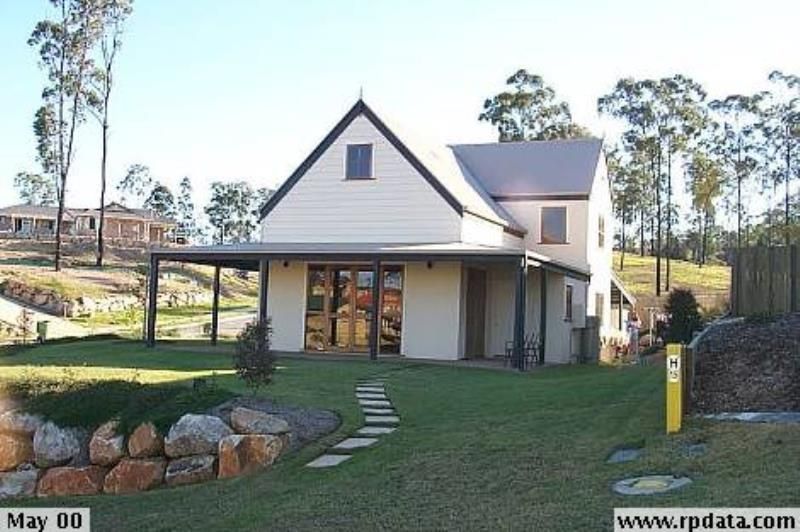 100 Saraband Drive, Eatons Hill, QLD 4037